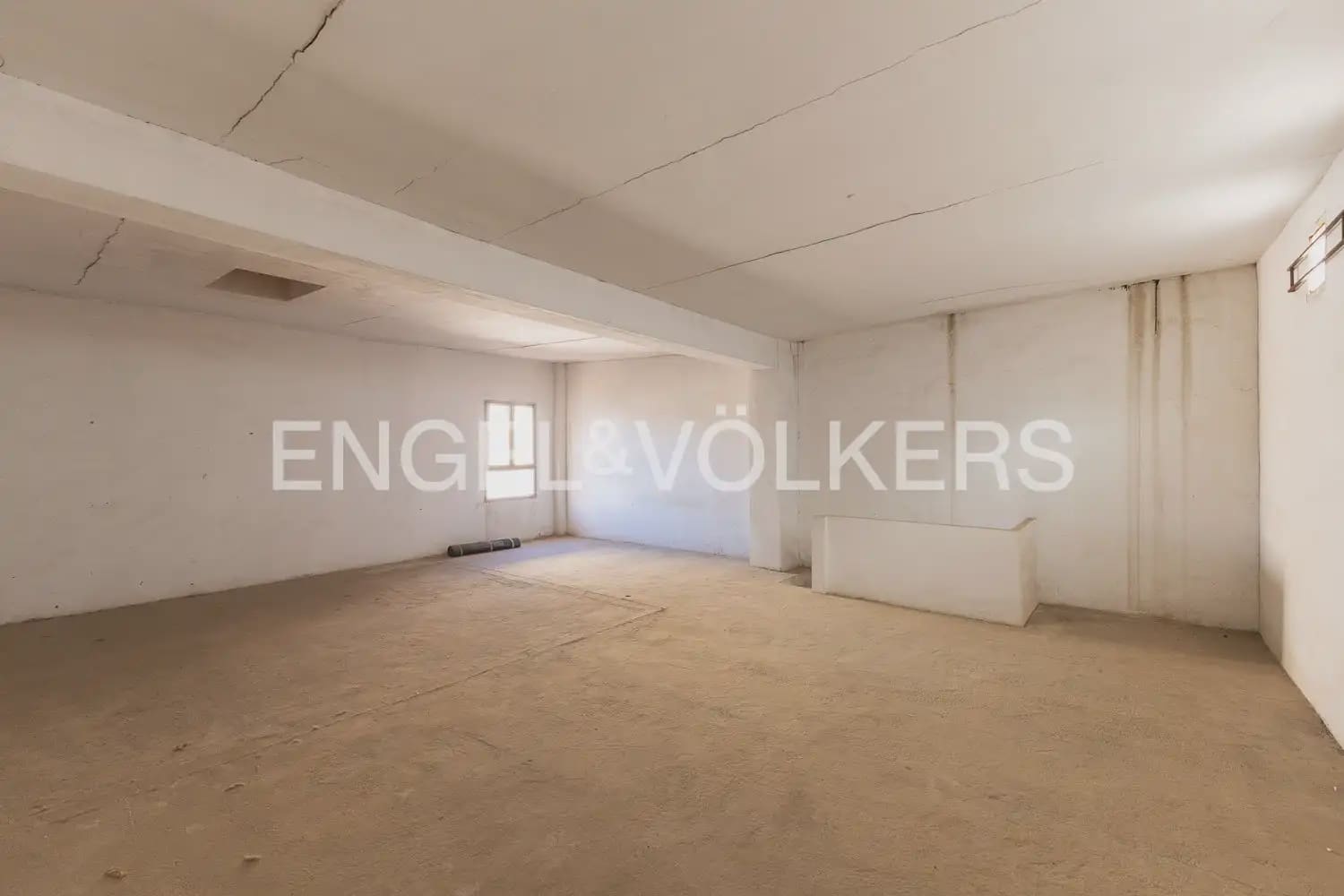 6 bedroom Townhouse for sale in Alberic - € 398,000 (Ref: 9898002)