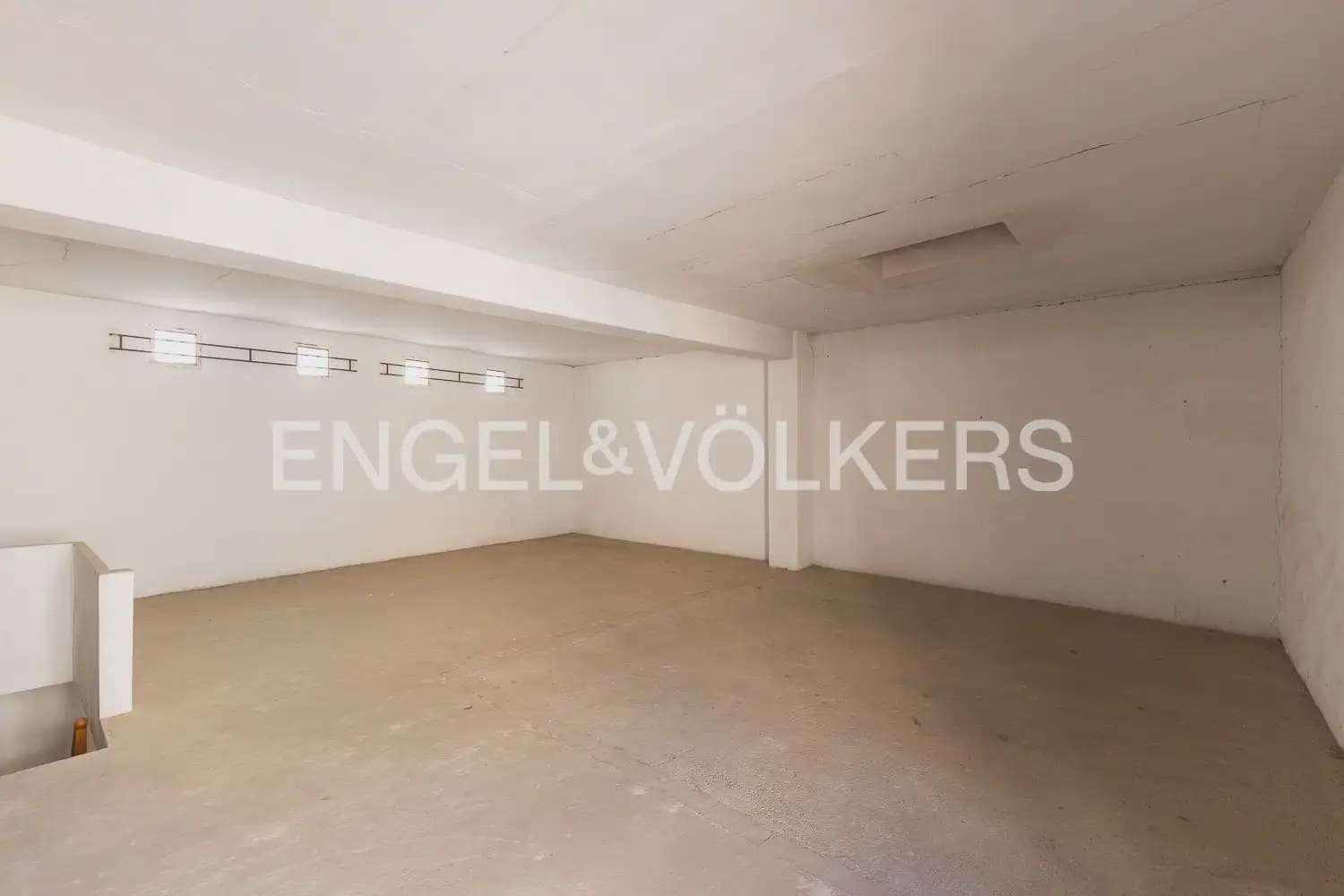 6 bedroom Townhouse for sale in Alberic - € 398,000 (Ref: 9898002)