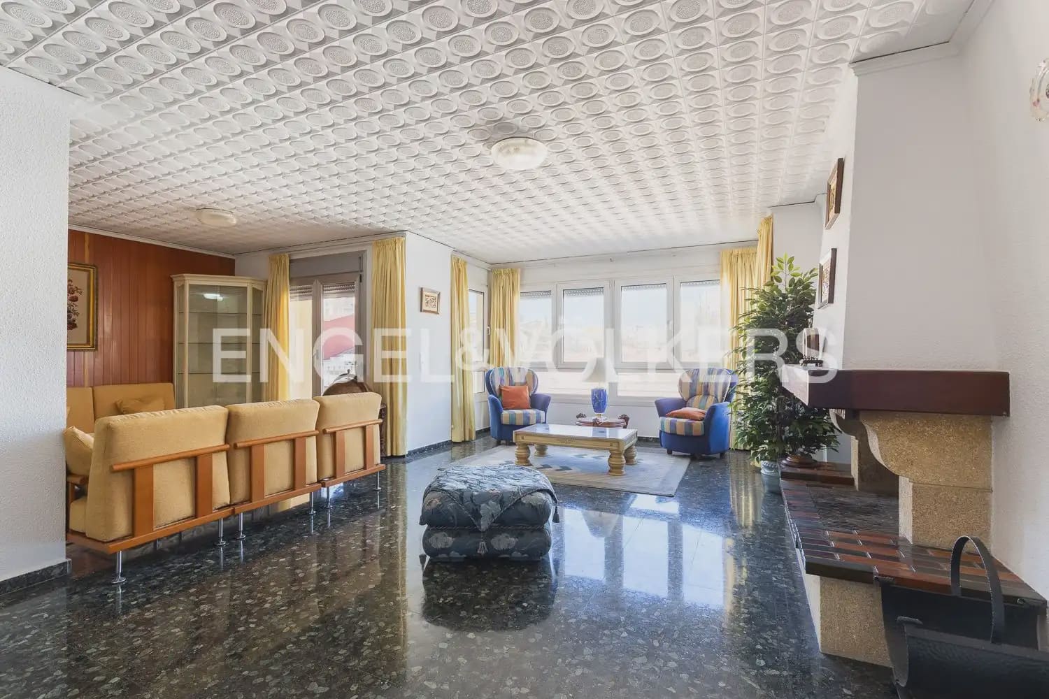 6 bedroom Townhouse for sale in Alberic - € 398,000 (Ref: 9898002)