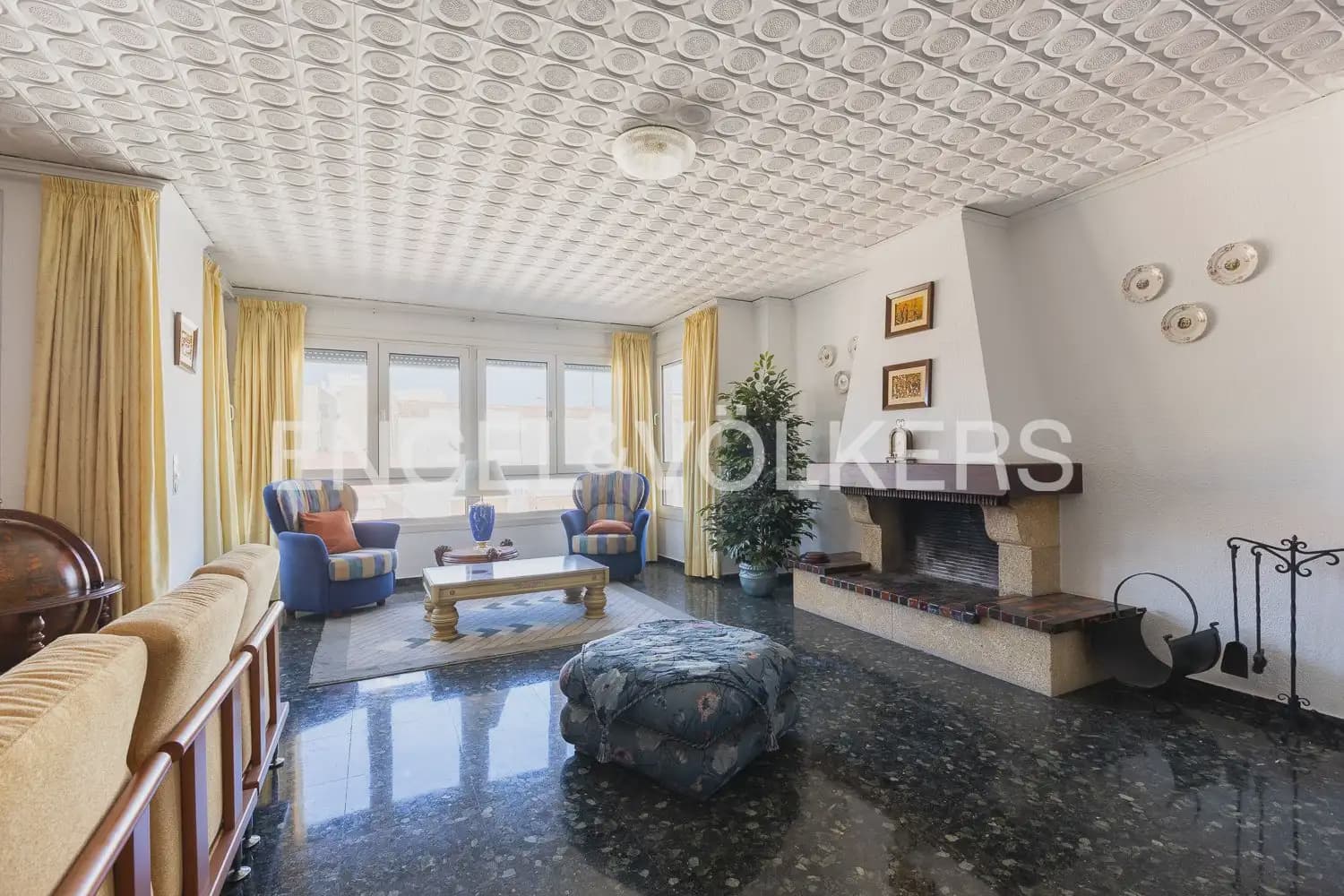 6 bedroom Townhouse for sale in Alberic - € 398,000 (Ref: 9898002)