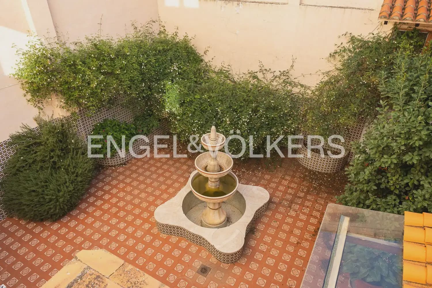 6 bedroom Townhouse for sale in Alberic - € 398,000 (Ref: 9898002)