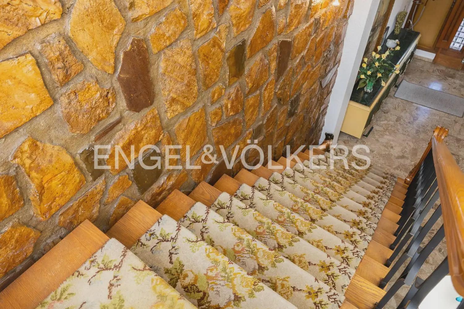 6 bedroom Townhouse for sale in Alberic - € 398,000 (Ref: 9898002)