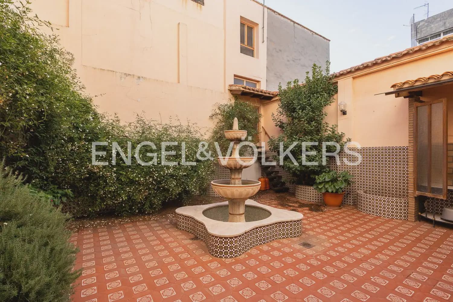 6 bedroom Townhouse for sale in Alberic - € 398,000 (Ref: 9898002)
