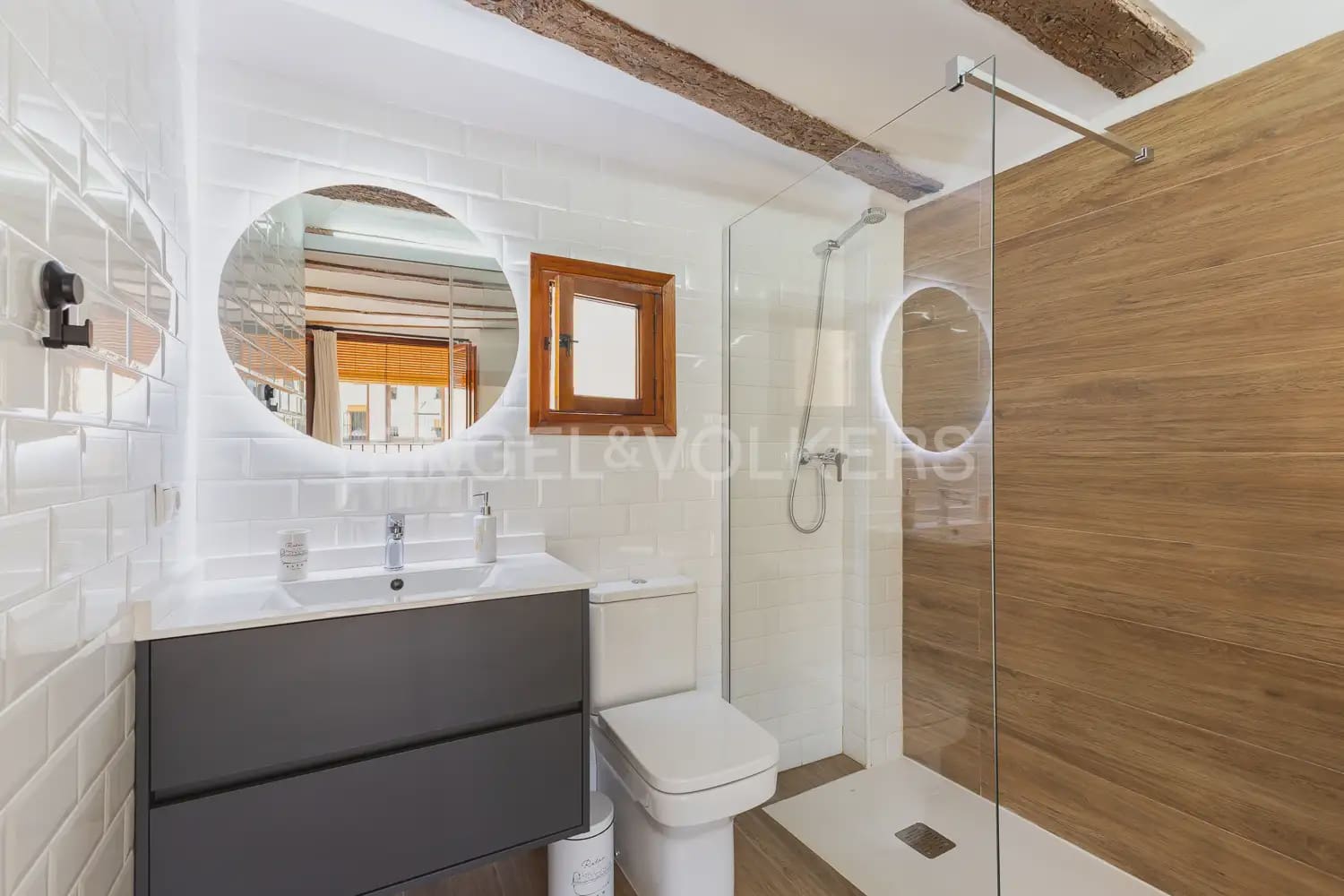 4 bedroom Townhouse for sale in Requena - € 370,000 (Ref: 9898005)