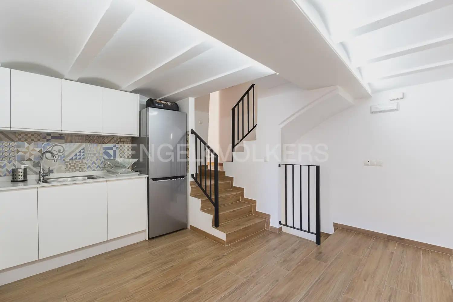 4 bedroom Townhouse for sale in Requena - € 370,000 (Ref: 9898005)