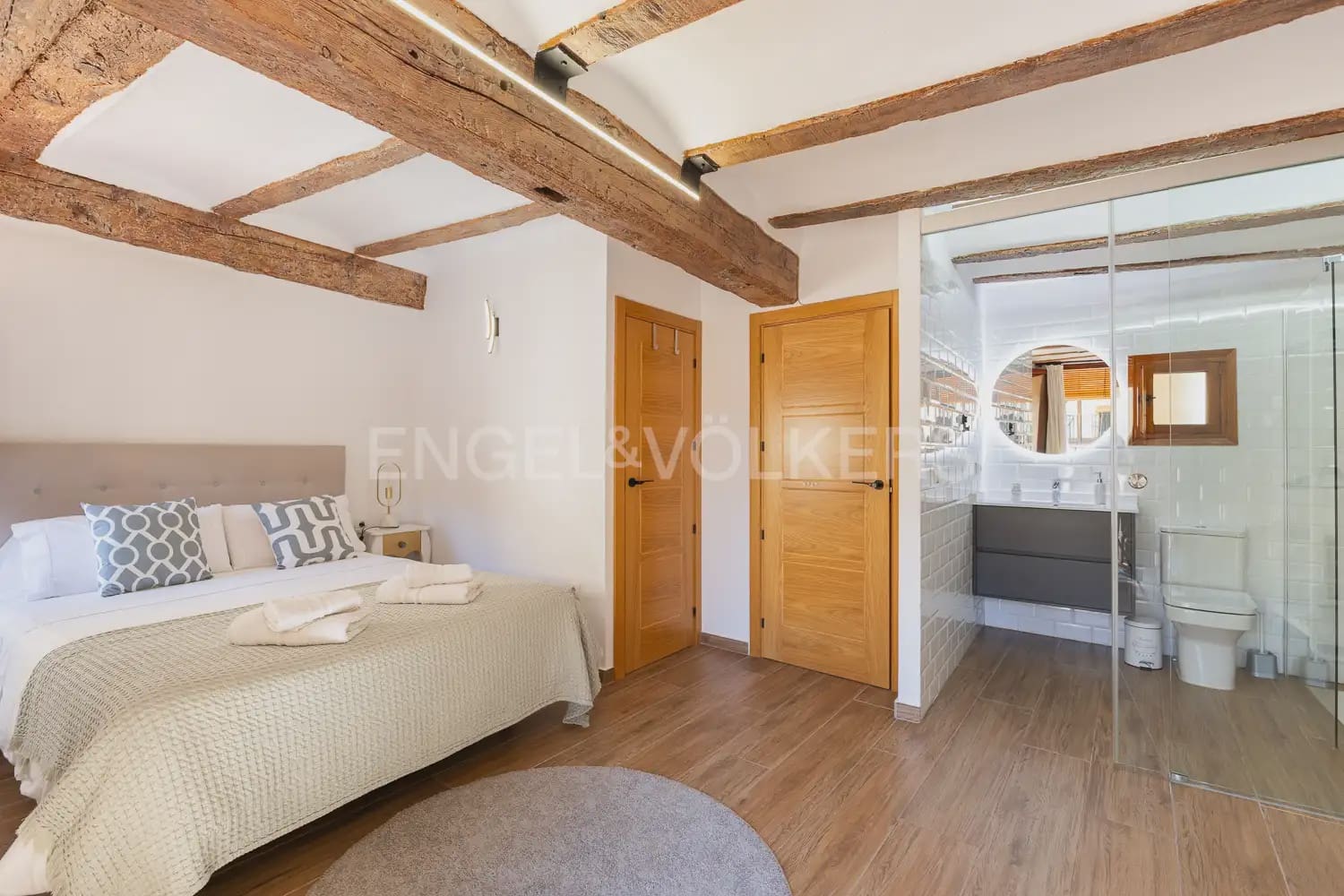4 bedroom Townhouse for sale in Requena - € 370,000 (Ref: 9898005)