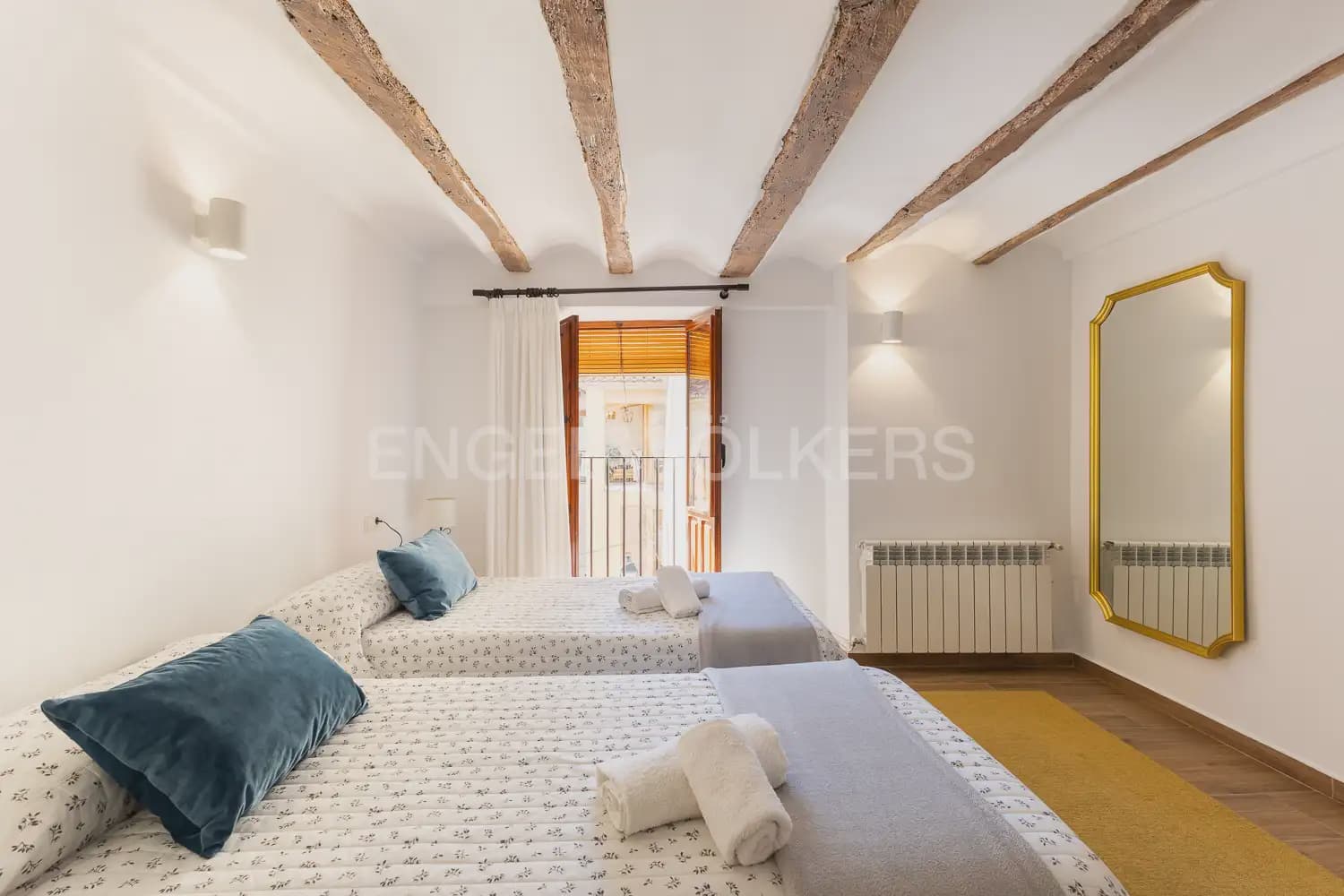 4 bedroom Townhouse for sale in Requena - € 370,000 (Ref: 9898005)