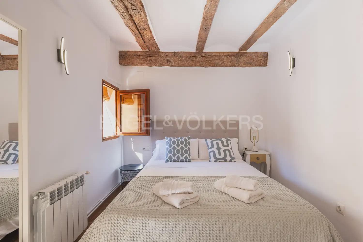 4 bedroom Townhouse for sale in Requena - € 370,000 (Ref: 9898005)