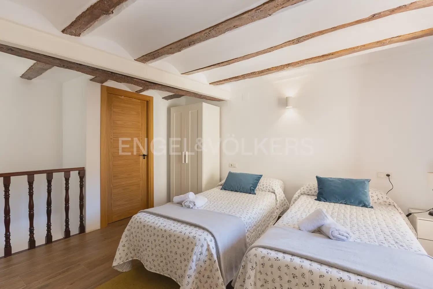 4 bedroom Townhouse for sale in Requena - € 370,000 (Ref: 9898005)
