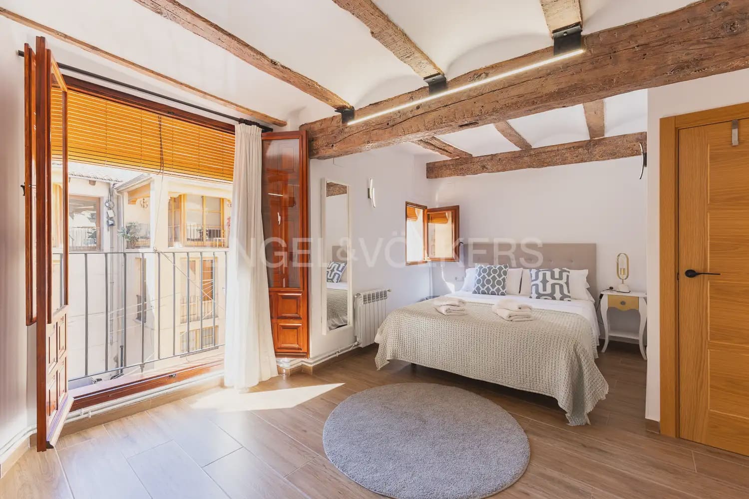 4 bedroom Townhouse for sale in Requena - € 370,000 (Ref: 9898005)
