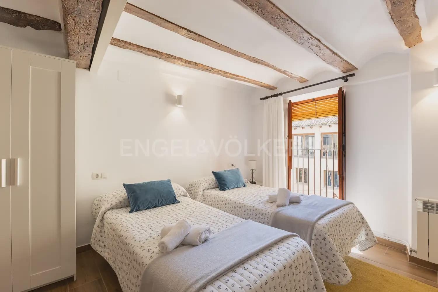 4 bedroom Townhouse for sale in Requena - € 370,000 (Ref: 9898005)