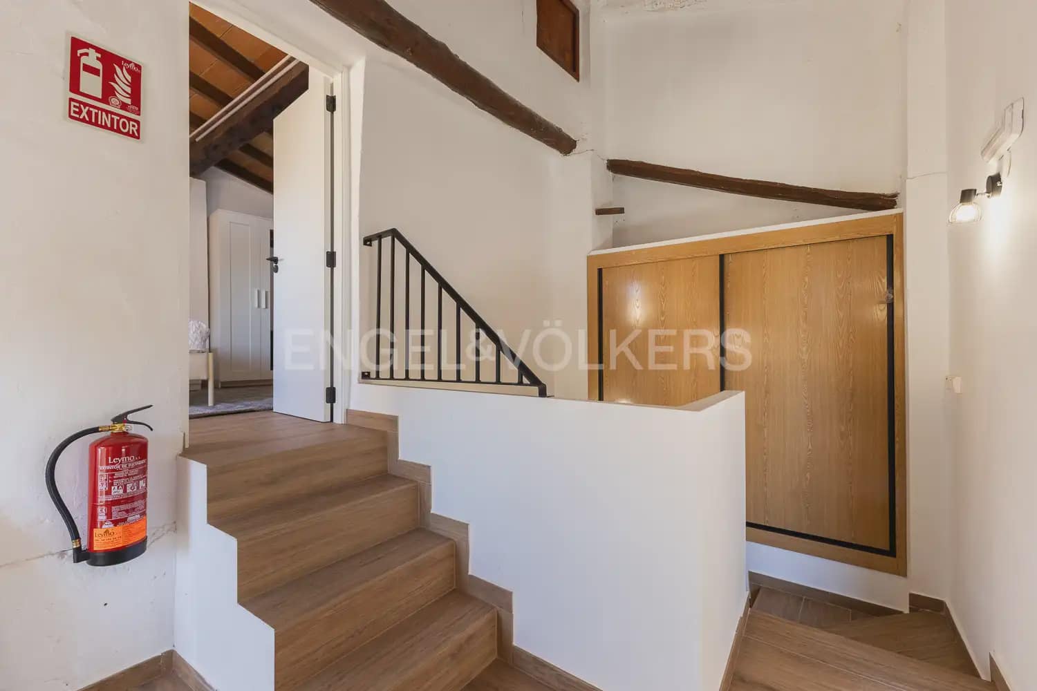 4 bedroom Townhouse for sale in Requena - € 370,000 (Ref: 9898005)
