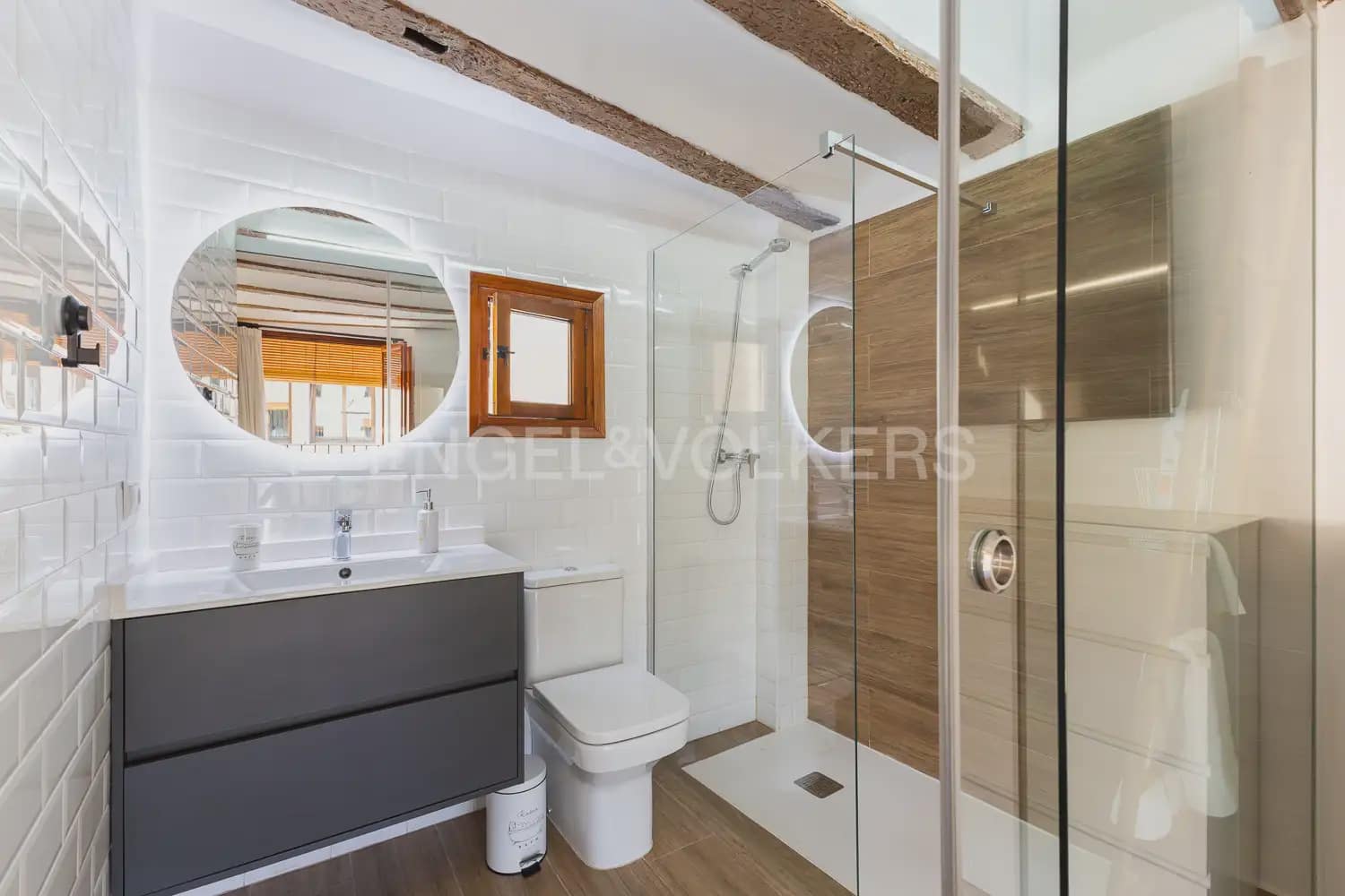 4 bedroom Townhouse for sale in Requena - € 370,000 (Ref: 9898005)