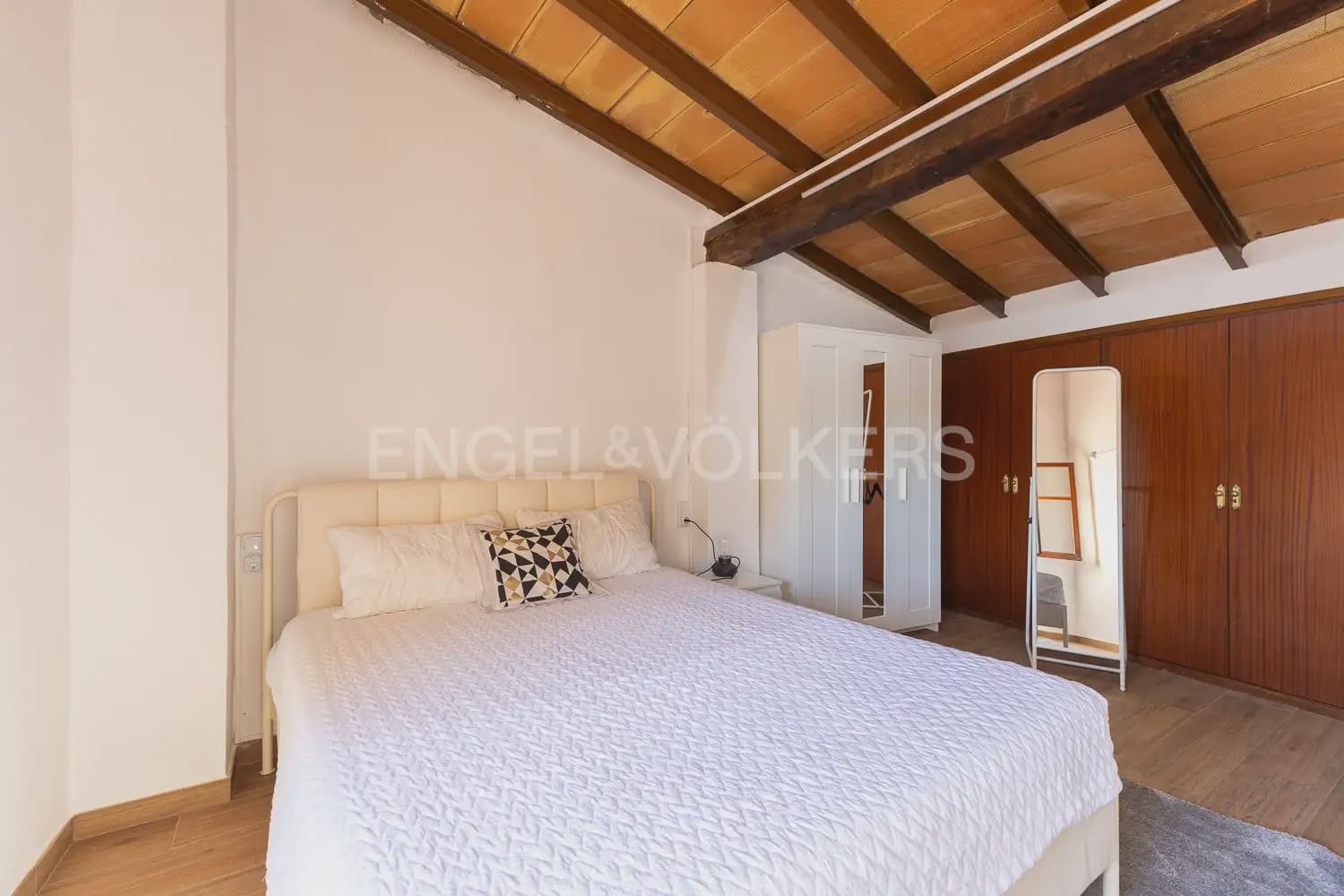 4 bedroom Townhouse for sale in Requena - € 370,000 (Ref: 9898005)