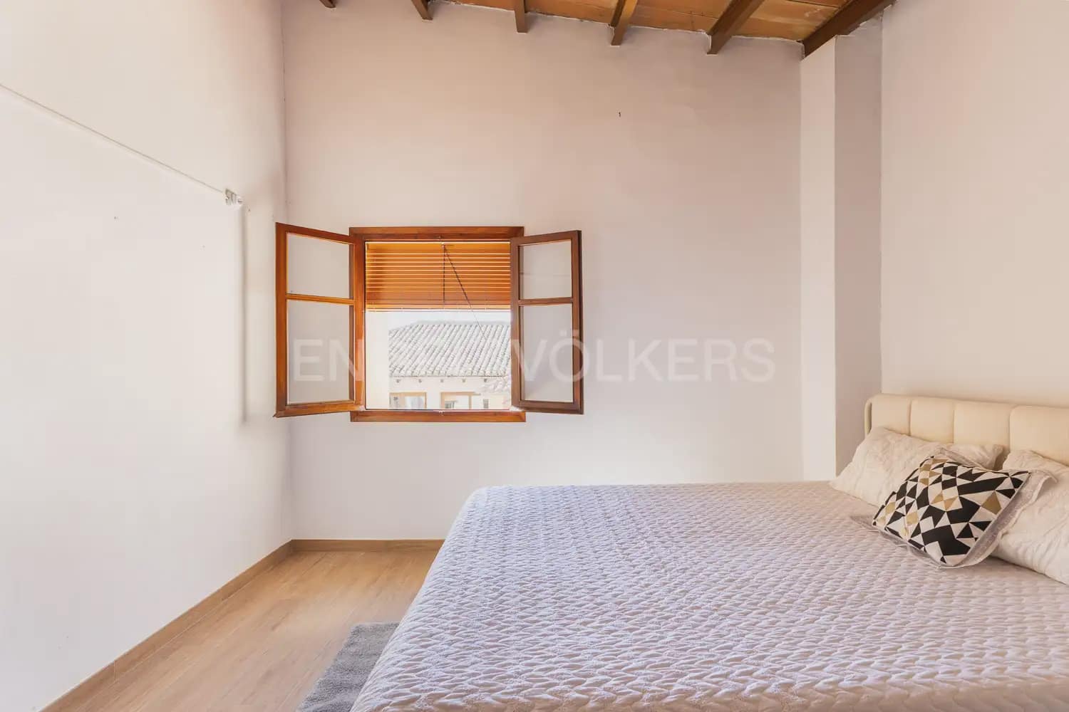 4 bedroom Townhouse for sale in Requena - € 370,000 (Ref: 9898005)