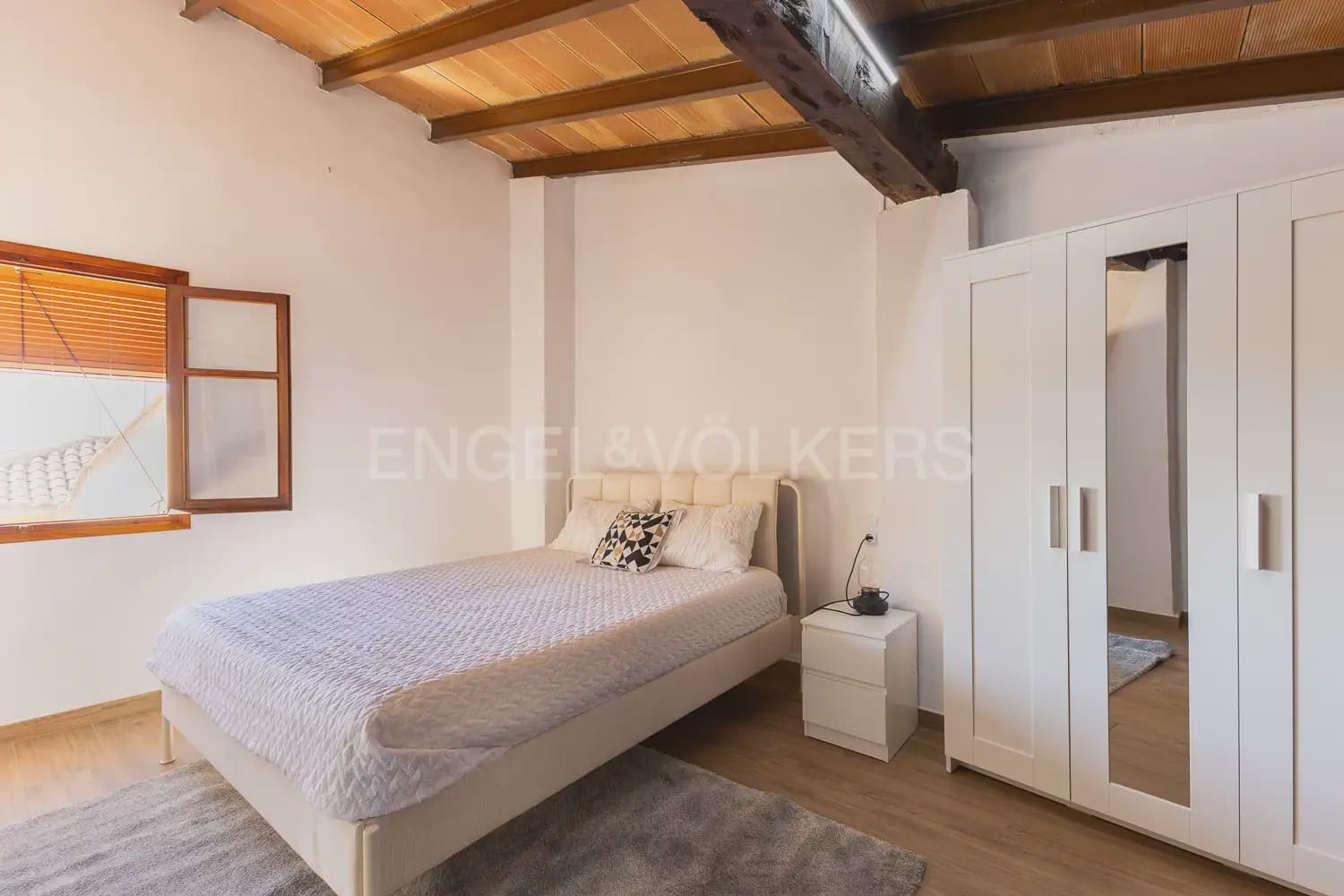 4 bedroom Townhouse for sale in Requena - € 370,000 (Ref: 9898005)