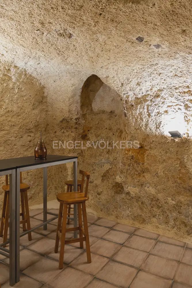 4 bedroom Townhouse for sale in Requena - € 370,000 (Ref: 9898005)