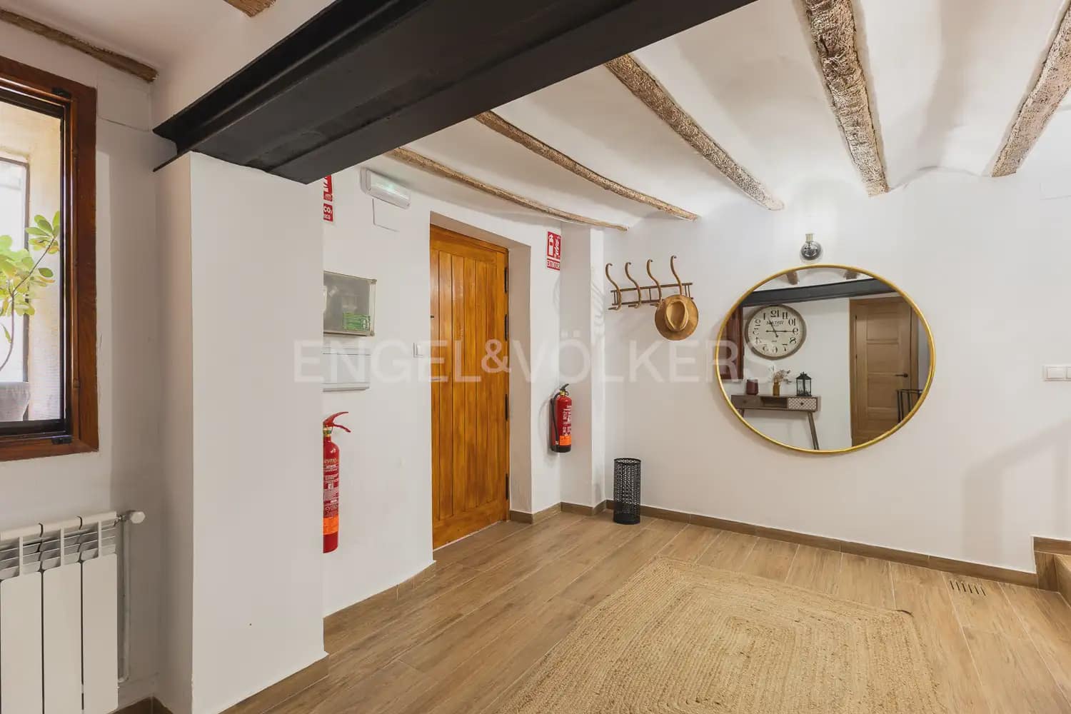 4 bedroom Townhouse for sale in Requena - € 370,000 (Ref: 9898005)
