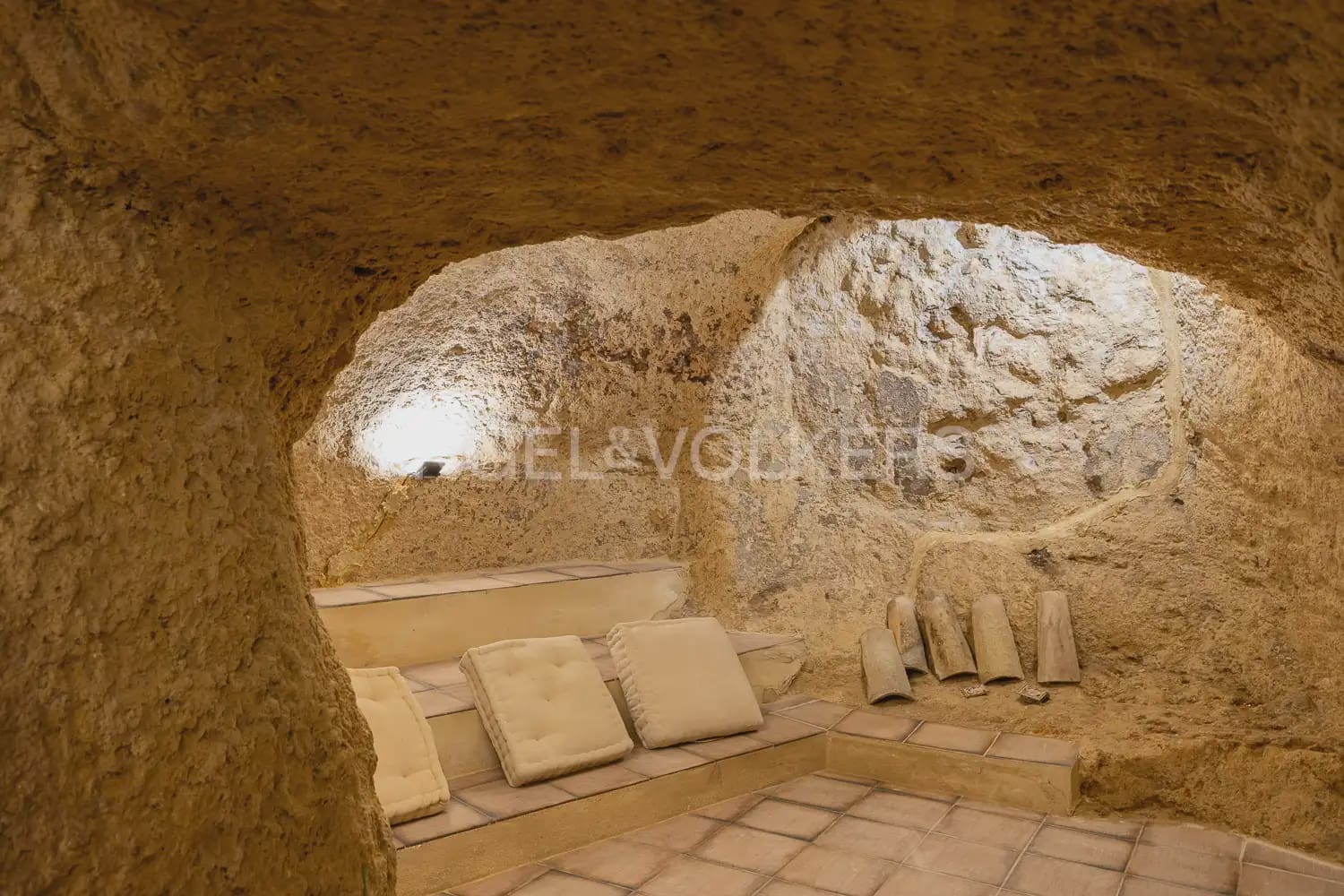 4 bedroom Townhouse for sale in Requena - € 370,000 (Ref: 9898005)