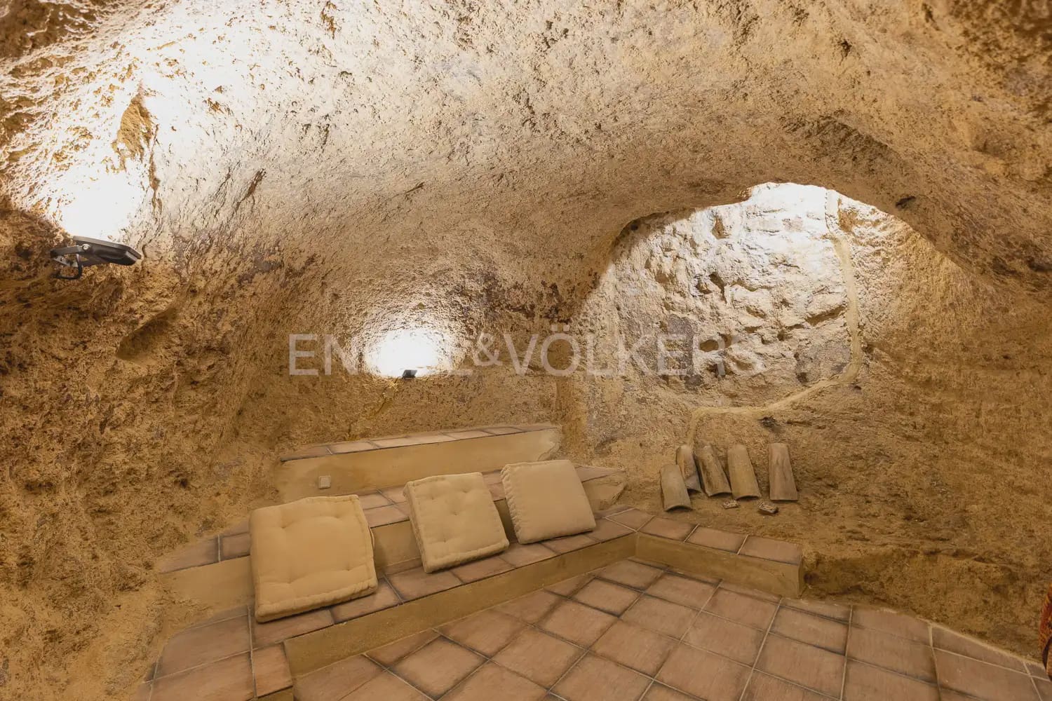 4 bedroom Townhouse for sale in Requena - € 370,000 (Ref: 9898005)