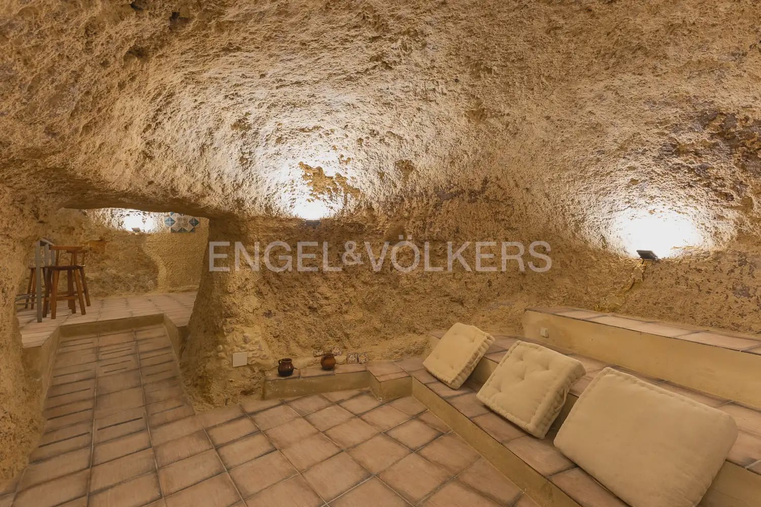 4 bedroom Townhouse for sale in Requena - € 370,000 (Ref: 9898005)