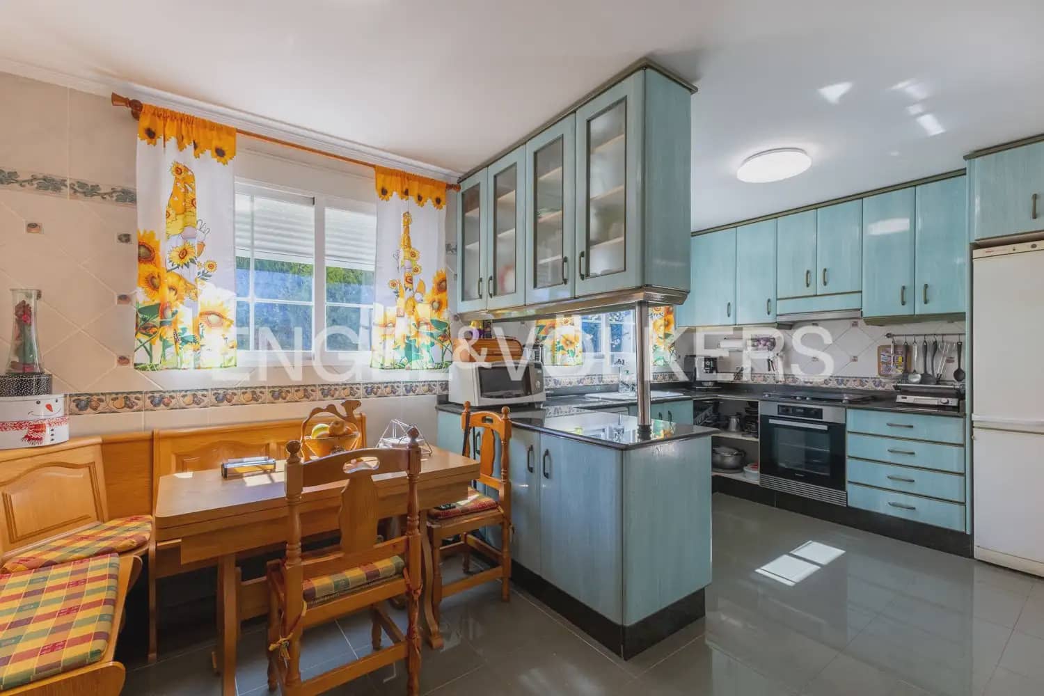 4 soveværelse Villa til salg i Chiva med swimmingpool garage - € 378.000 (Ref: 9898007)