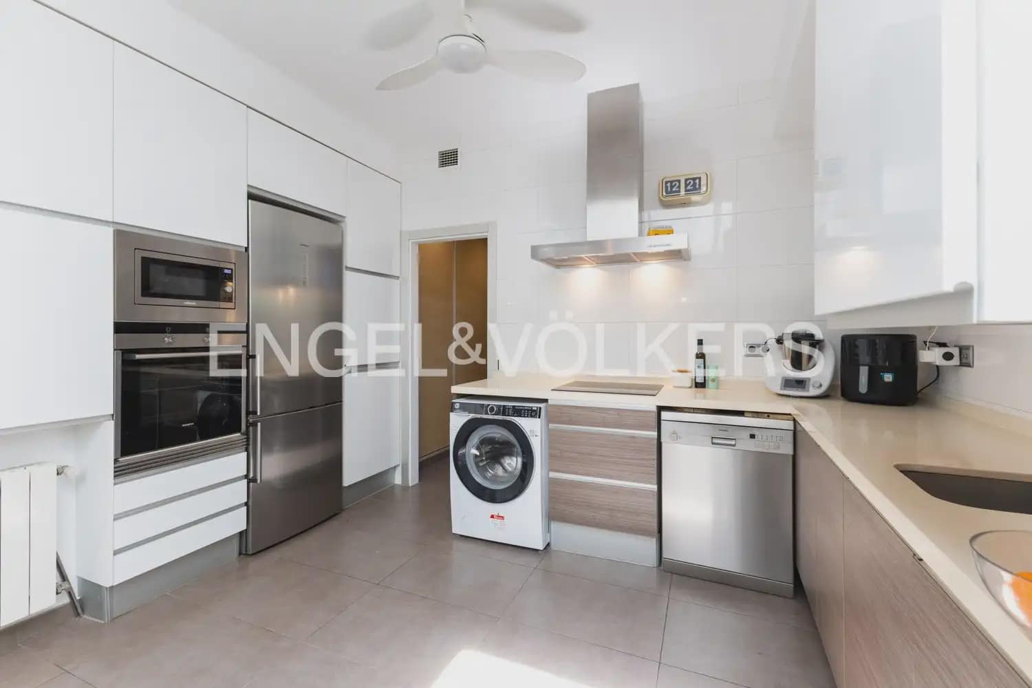 4 bedroom Townhouse for rent in Valencia city - € 1,800 (Ref: 9898010)