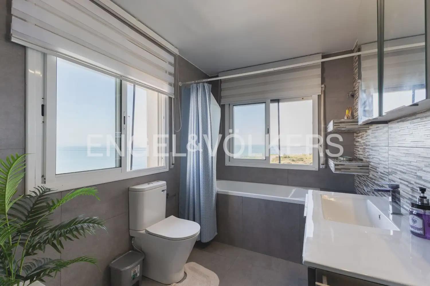 4 bedroom Villa for sale in Vinaros with pool garage - € 535,000 (Ref: 9898011)