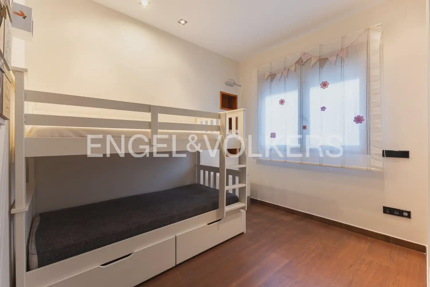 3 makuuhuone Kattohuoneisto vuokrattavana paikassa Valencia kaupunki - 3 400 € (Ref: 9898017)