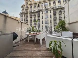 Ático de 2 habitaciones en València ciudad en alquiler - 2.600 € (Ref: 9898018)