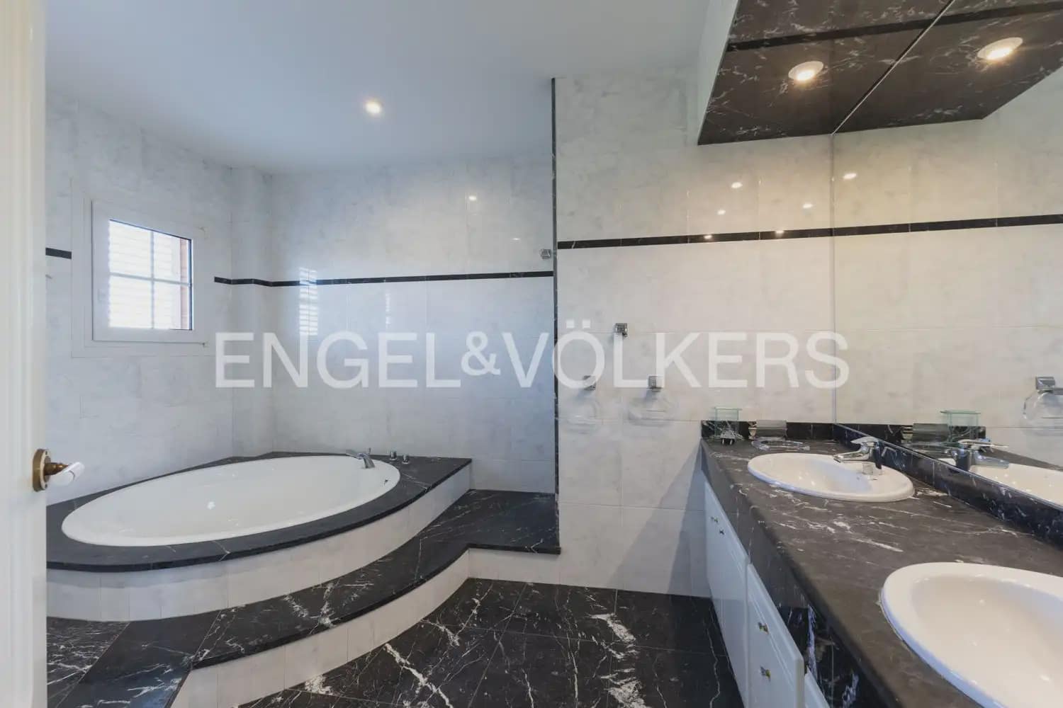 12 bedroom Villa for sale in Benicarlo with pool garage - € 875,000 (Ref: 9898020)