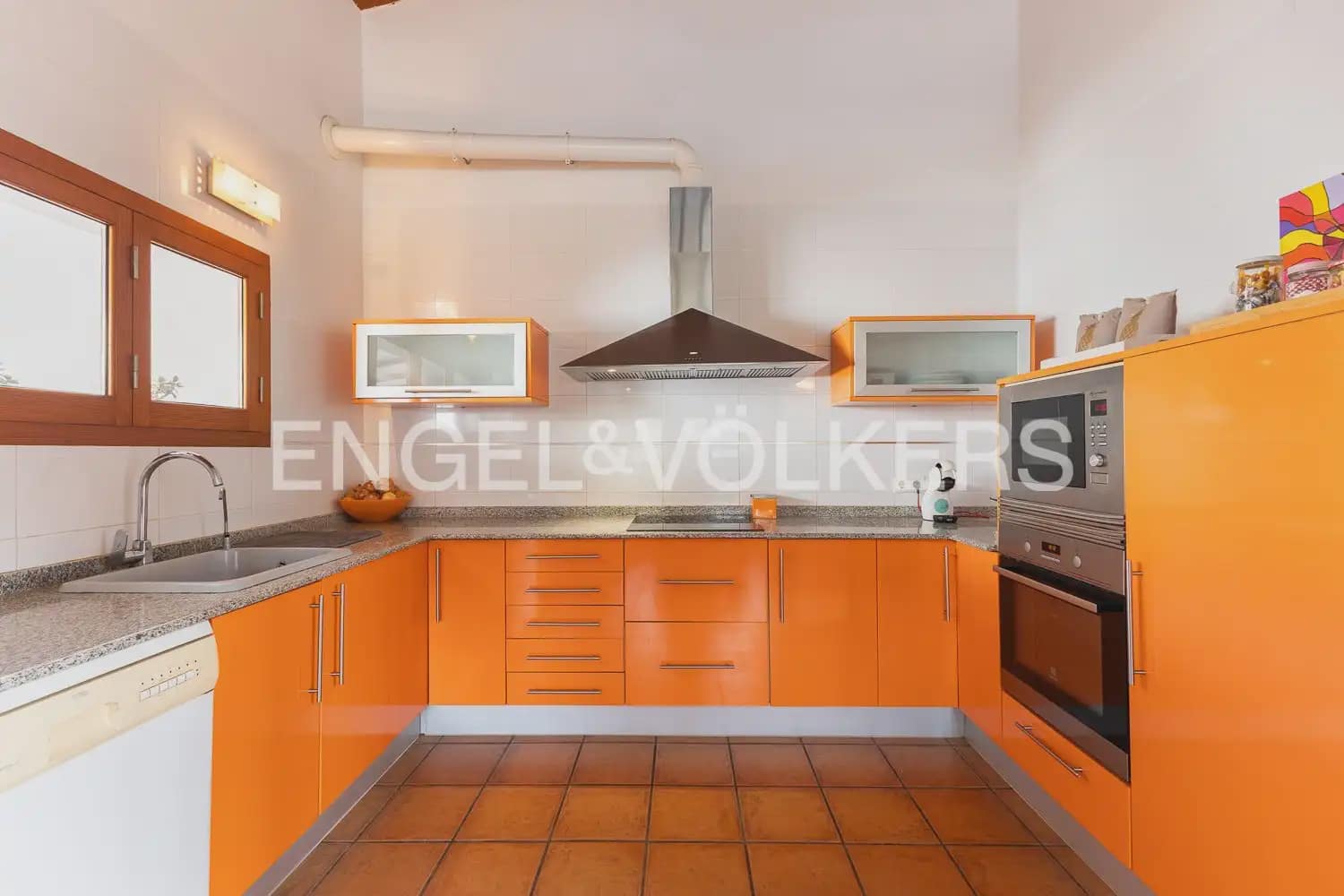4 bedroom Villa for sale in Serra - € 580,000 (Ref: 9898021)
