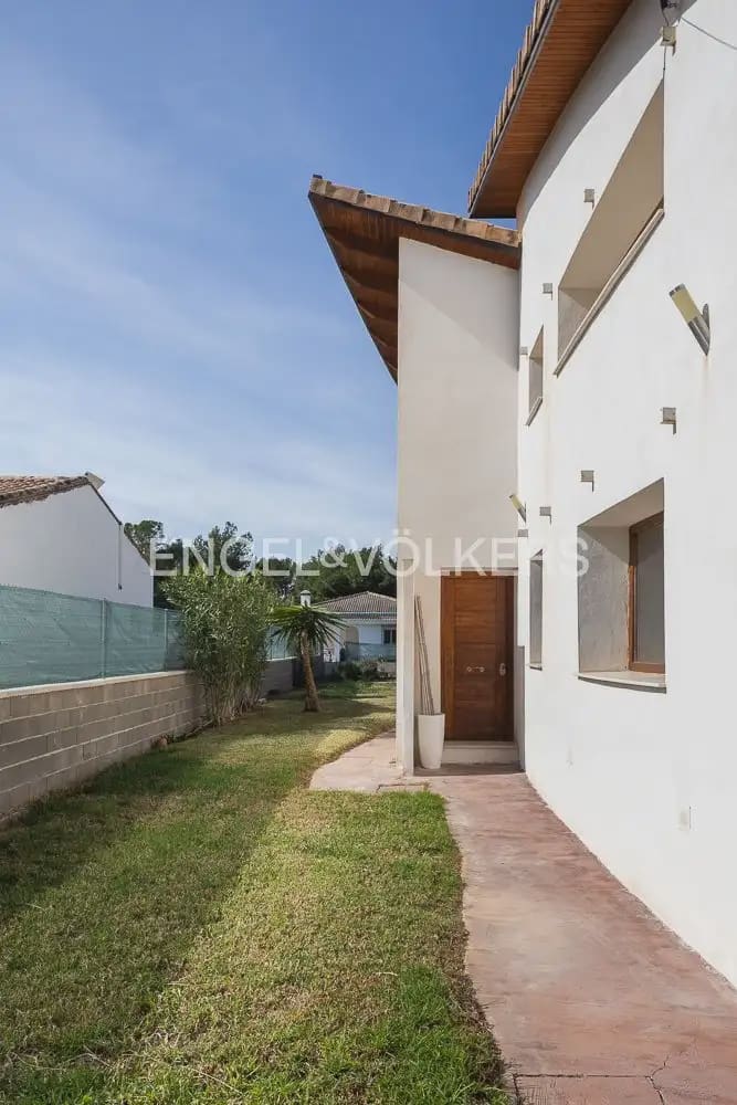 4 bedroom Villa for sale in Serra - € 580,000 (Ref: 9898021)