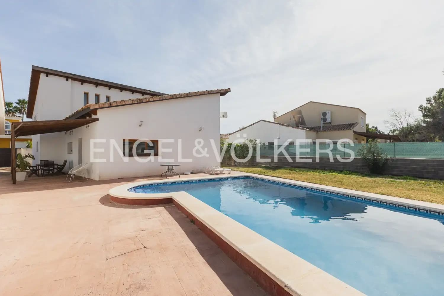 4 bedroom Villa for sale in Serra - € 580,000 (Ref: 9898021)