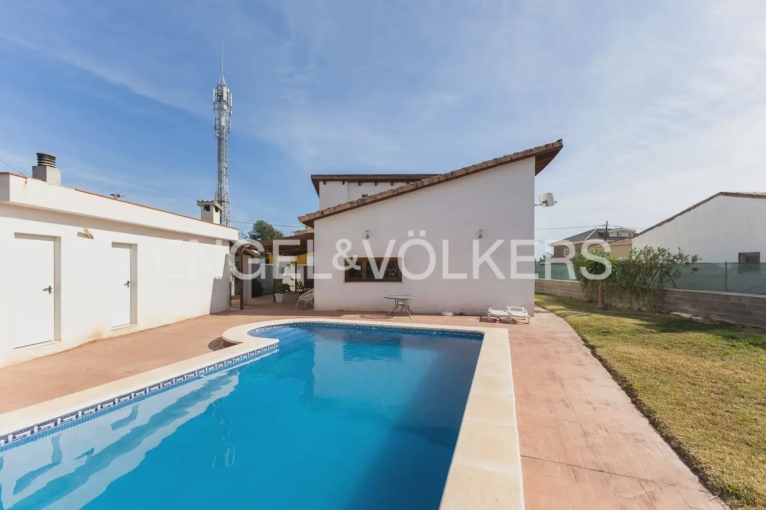 4 bedroom Villa for sale in Serra - € 580,000 (Ref: 9898021)