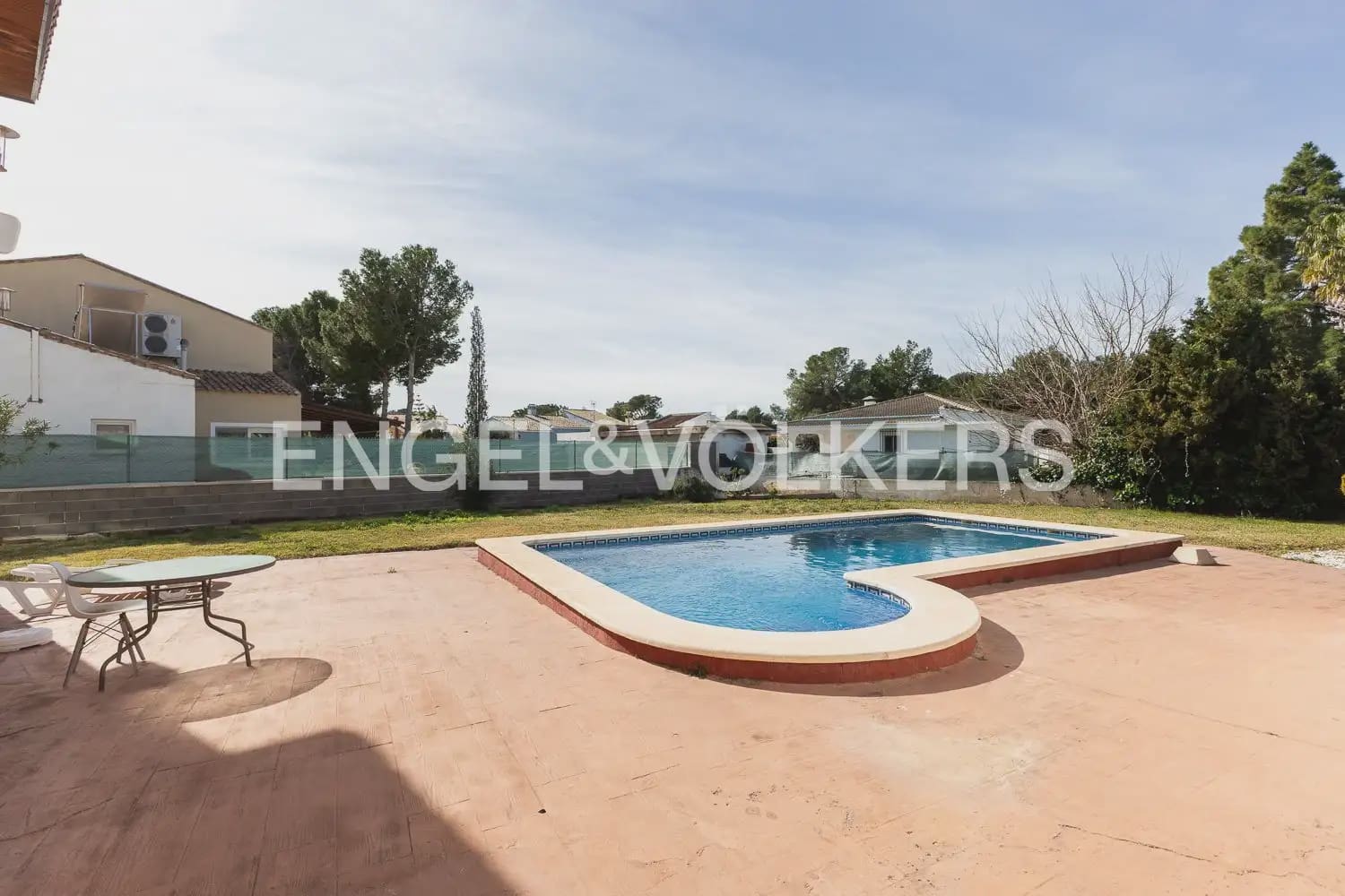 4 bedroom Villa for sale in Serra - € 580,000 (Ref: 9898021)