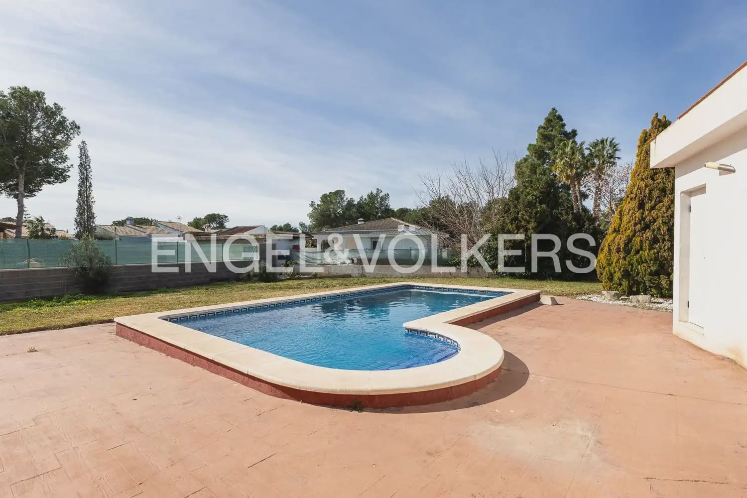 4 bedroom Villa for sale in Serra - € 580,000 (Ref: 9898021)