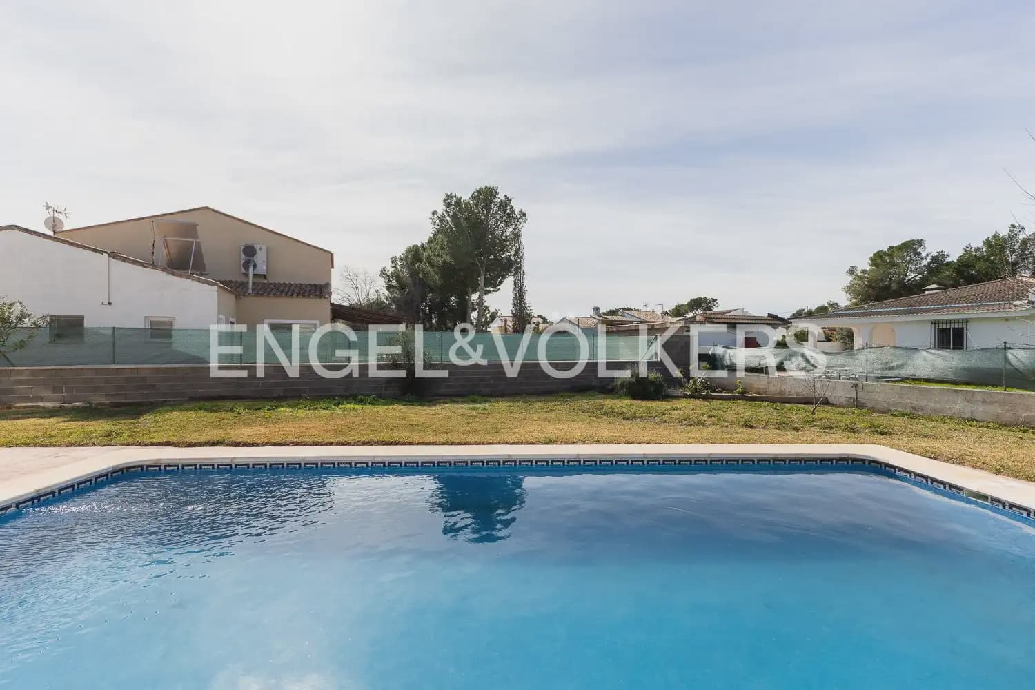4 bedroom Villa for sale in Serra - € 580,000 (Ref: 9898021)