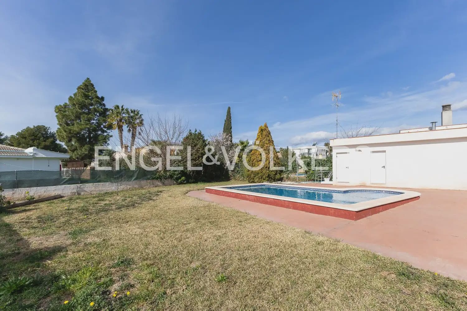 4 bedroom Villa for sale in Serra - € 580,000 (Ref: 9898021)
