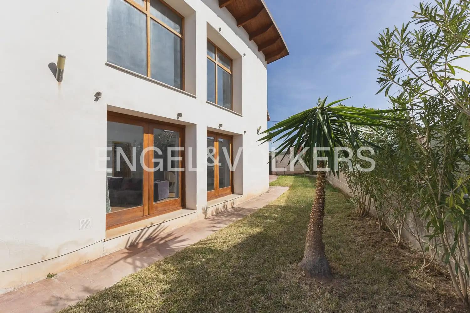 4 bedroom Villa for sale in Serra - € 580,000 (Ref: 9898021)