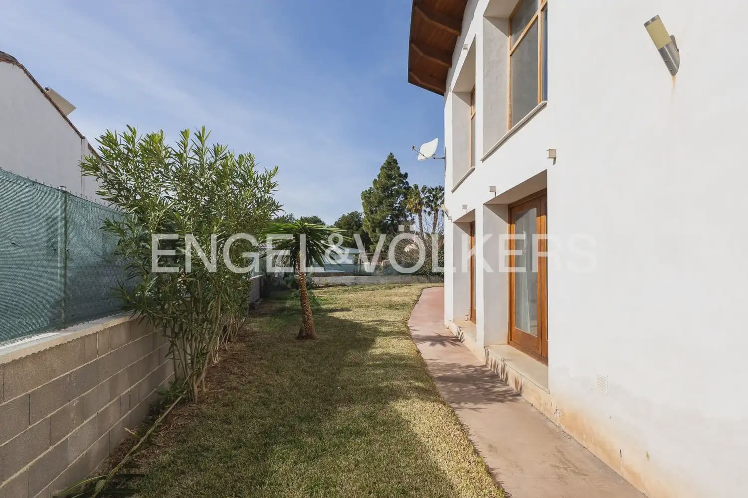 4 bedroom Villa for sale in Serra - € 580,000 (Ref: 9898021)