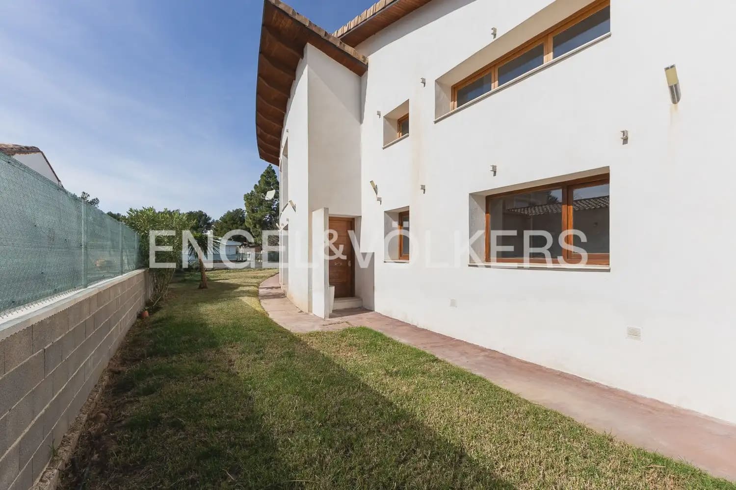 4 bedroom Villa for sale in Serra - € 580,000 (Ref: 9898021)