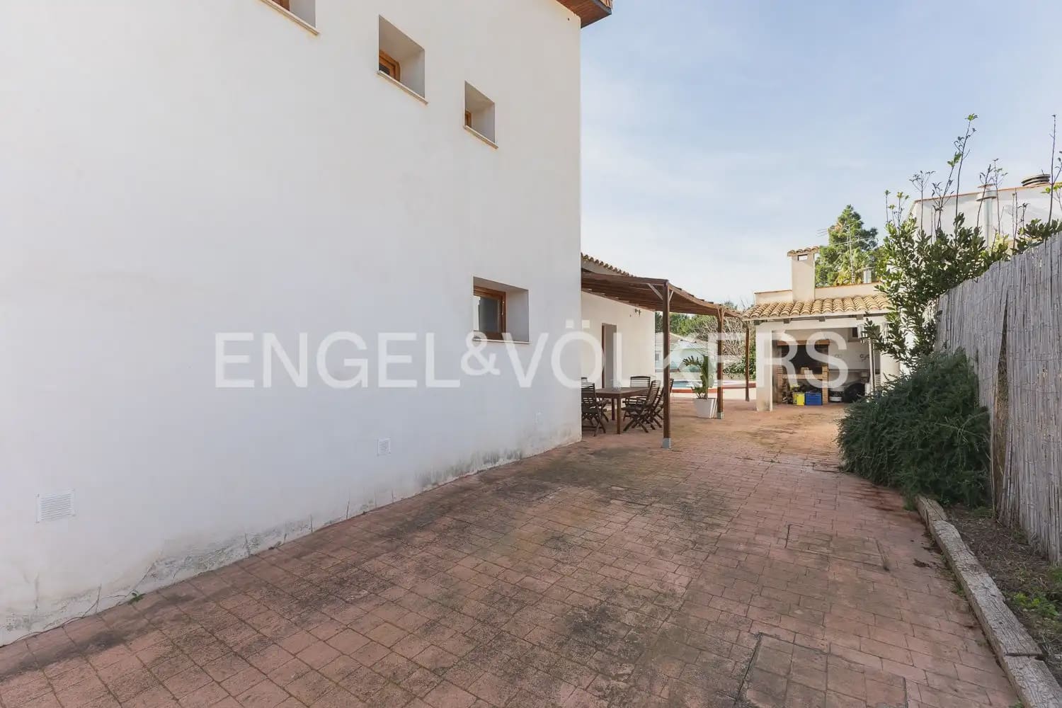 4 bedroom Villa for sale in Serra - € 580,000 (Ref: 9898021)