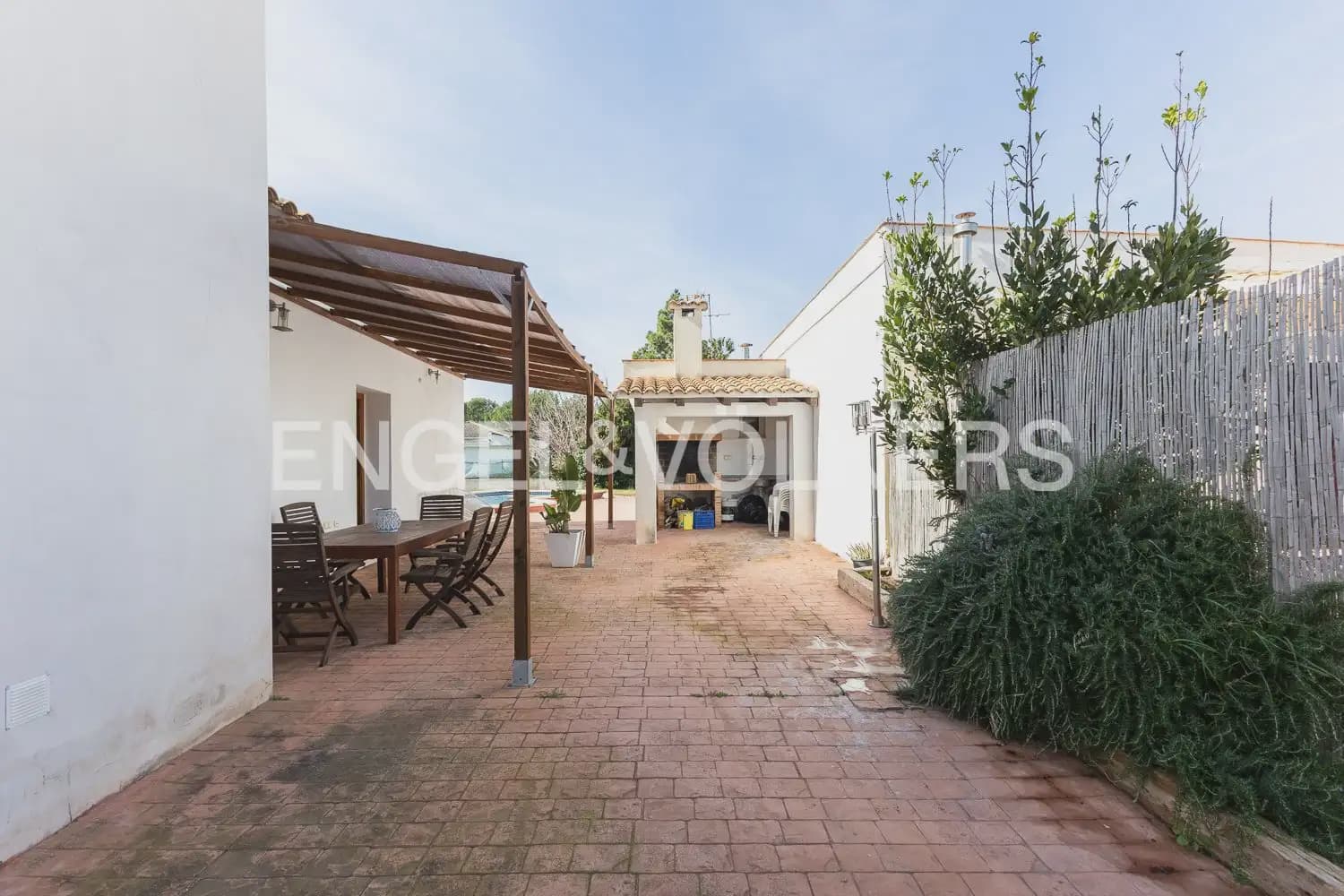 4 bedroom Villa for sale in Serra - € 580,000 (Ref: 9898021)