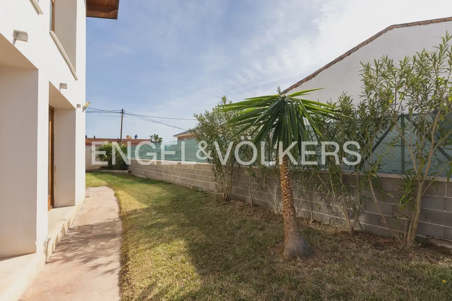 4 bedroom Villa for sale in Serra - € 580,000 (Ref: 9898021)
