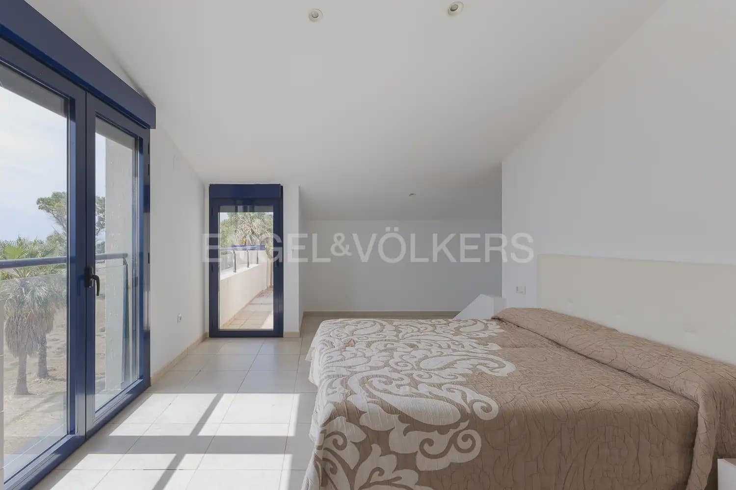 3 quarto Moradia em Banda para arrendar em Sagunto / Sagunt com piscina garagem - 2 000 € (Ref: 9898025)