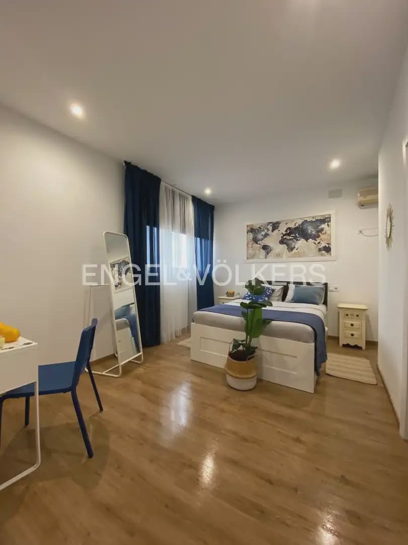 Chalet de 10 habitaciones en Paterna en venta con garaje - 900.000 € (Ref: 9898028)