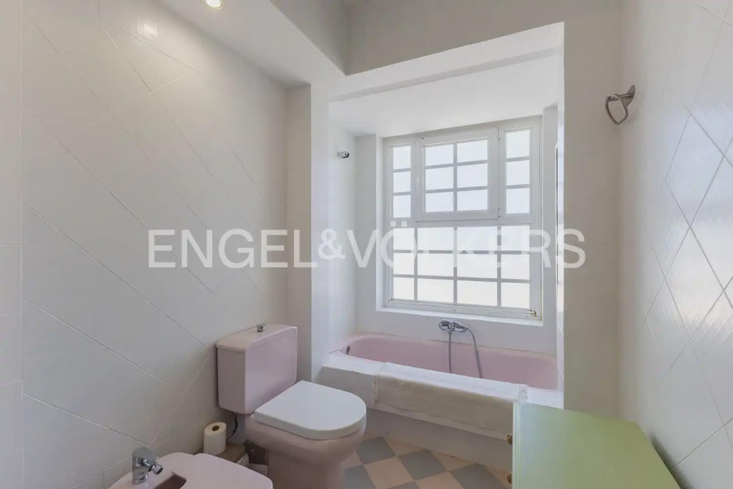 Villa/Maison de 5 chambres à louer à Valence ville - 3 600 € (Ref: 9898030)