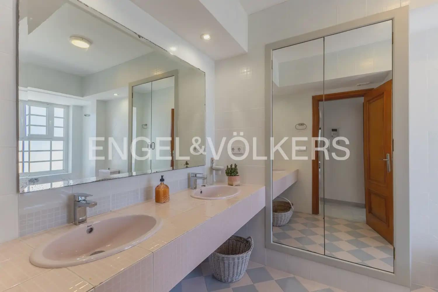 Villa/Maison de 5 chambres à louer à Valence ville - 3 600 € (Ref: 9898030)
