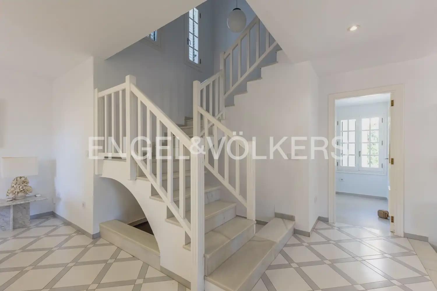 Villa/Maison de 5 chambres à louer à Valence ville - 3 600 € (Ref: 9898030)